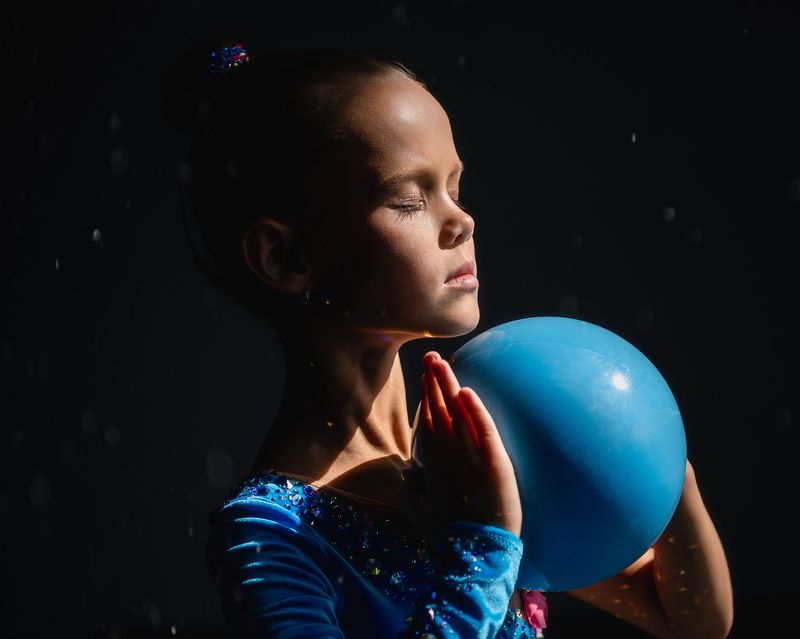 Девочка с голубым мячомphoto preview