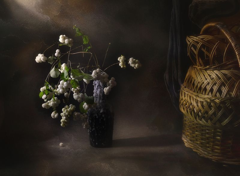 букет,корзина,ваза,снежноягодник,свет Снежноягодникphoto preview