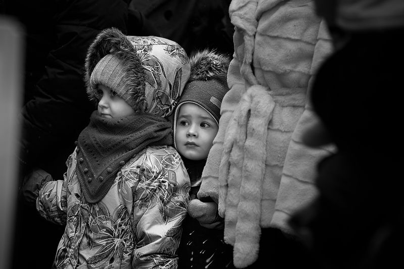 чб фото, зима,стрит фото, дети, уличный детский портрет Рождественский город. Очередь на карусельphoto preview