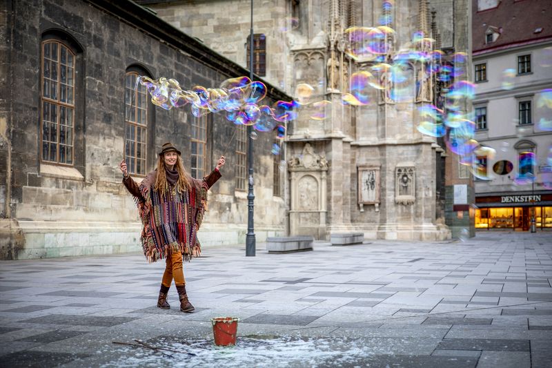 Девушка, улица, мыльные пузыри. Bubbles фото превью