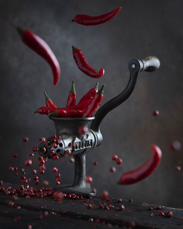 натюрморт, перец, острый, жгучий, красный, стручок, мельница, измельчитель, круглый, небольшой, винтаж, металлическая, падают, движение, летят, рассыпать, много Жгучий перчикphoto preview