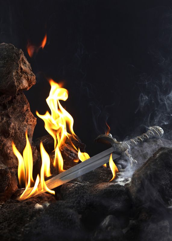 кинжал, рыцарь, бой, средневековье, доблесть, подвиг, честь, поединок, копия, ричард, львиное сердце, король, натюрморт, постановка, оружие, металл, пламя, гореть, полыхать, история, Закаленный в бояхphoto preview