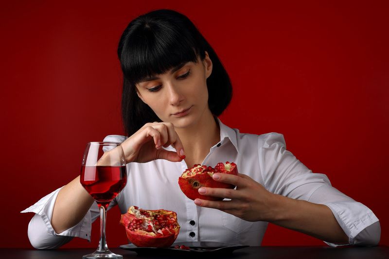 девушка, красивая, стильная, гранат, фрукты, студия, прическа, мода, рубашка, красный, белый, фон, бокал, вино Девушка с гранатомphoto preview