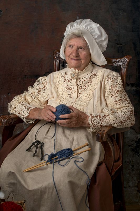 Женщина, нитки, чепец, вязание, ренессанс. Bellaphoto preview