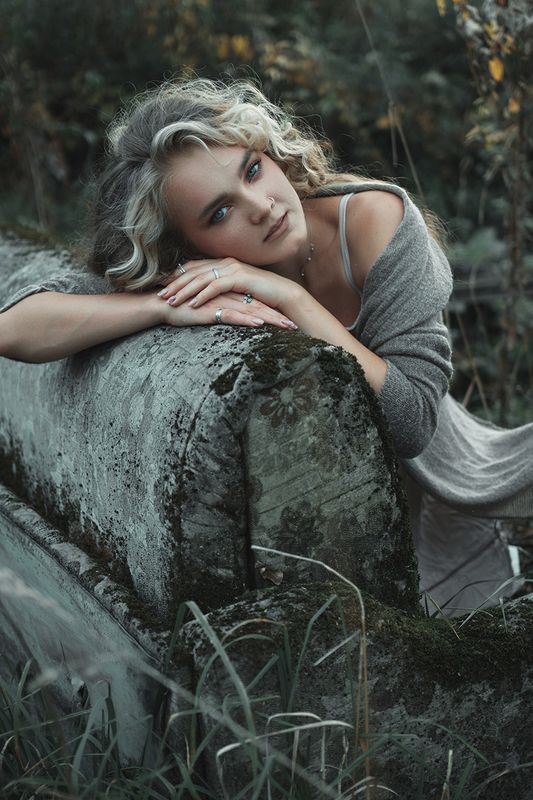 диван, портрет, девушка, осень, сухая листва Софияphoto preview