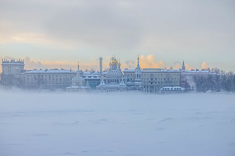 Храм на проспекте Обуховской обороны на берегу Невыphoto preview