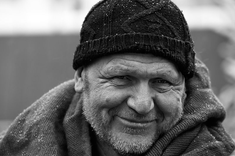 чб фото, уличный мужской портрет, мужской зимний портрет Рождественский городphoto preview