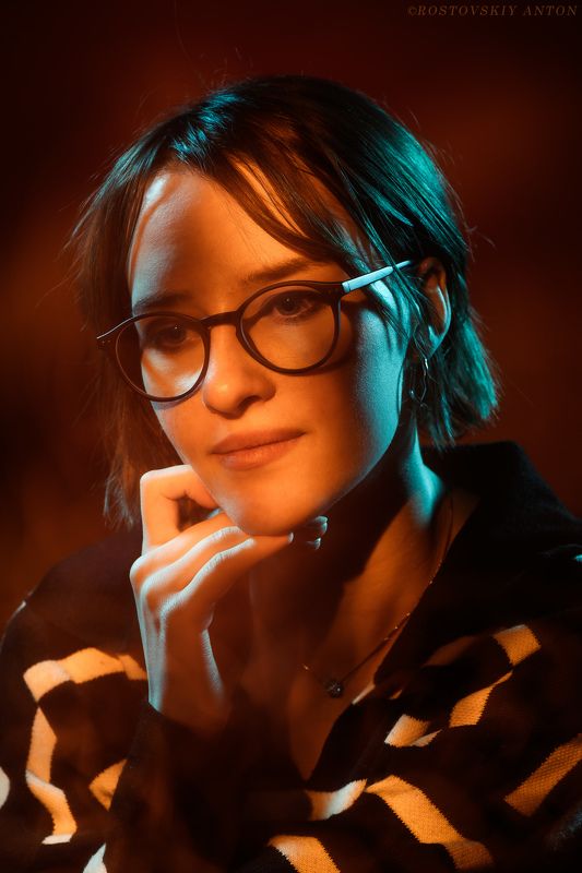 портрет, смешанный свет, цвет, девушка Задумчивость, цветное | портретный фотограф в Москвеphoto preview