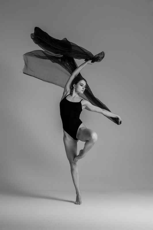 тело, линии, черно-блое, летящая ткань photo preview