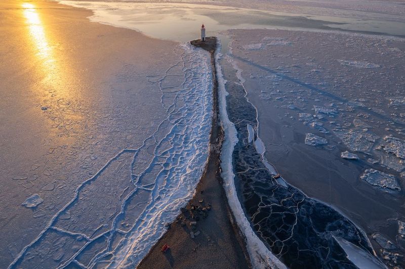 владивосток, приморье, маяк, маяки россии, маяки приморья, токаревский маяк, токаревская кошка, маяк токаревского, пейзаж, зимний пейзаж, море, рассвет Встречая рассветphoto preview