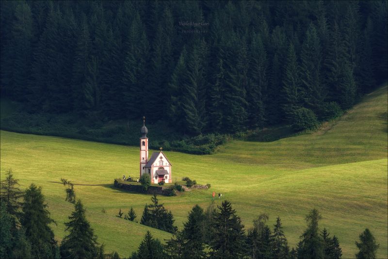 доломитовые альпы,santa maddalena,деревня,val di funes,лето,odle,италия,alps,ranui,san giovanni,церквушка,hills Куда приводит вера...photo preview