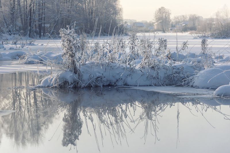 тишина, вечер, открытая вода На берегу очень тихой рекиphoto preview