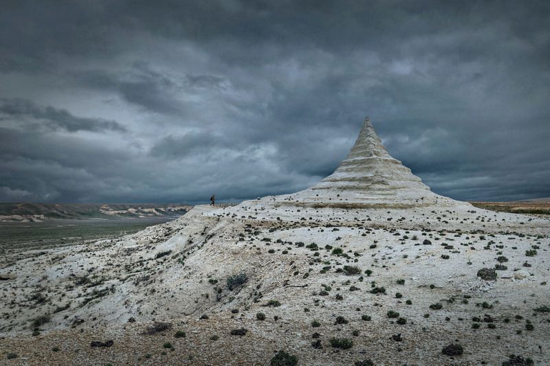 западный казахстан, мангистау, актолагай, останец пирамида, порода, тучи, ненастье Мангистау. Актолагайphoto preview