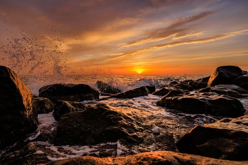 #закат #сочи #шторм #солнце #море #волны #камни #брызги ##### Свечениеphoto preview