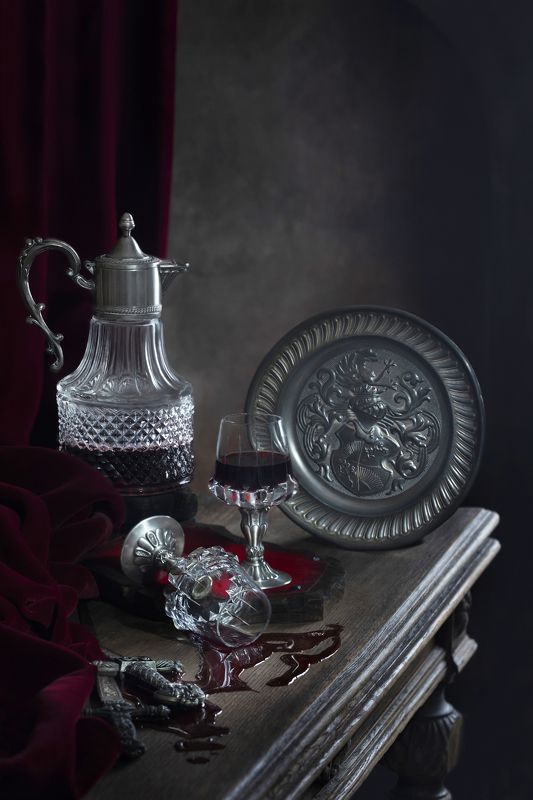 вино, бокал, оружие, клинок, олово, фужер, декантер, кубок, средневековье, натюрморт, алкоголь, напиток, красное, разлить, битва, после битвы, Вино разлито на столе и брошенный бокал...photo preview