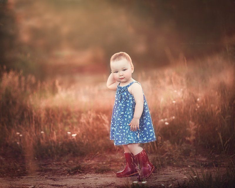 девочка,полянка Аленушкаphoto preview