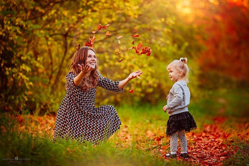 семья, мама, дочка, осень, листопад Осенние игрыphoto preview