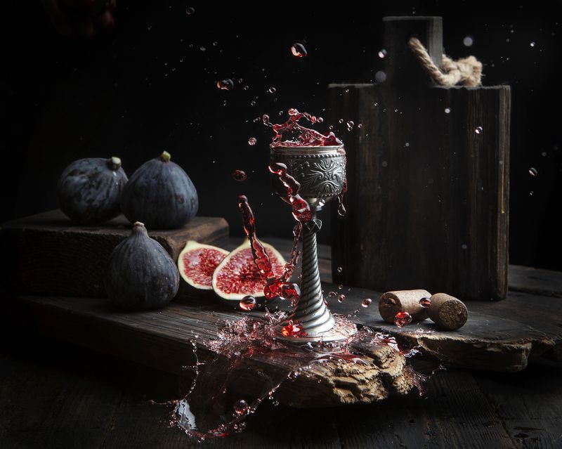 инжир, вино, алкоголь, красное, посуда, оловянный, доска, натюрморт, темный, фон, стол, постановка, брызги,напиток, капли Красное вино с инжиромphoto preview