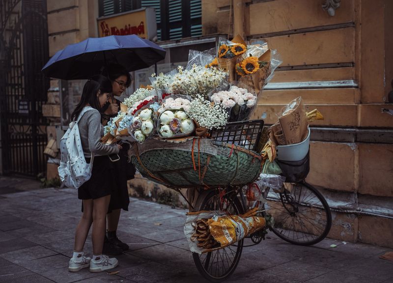 Девочки и цветыphoto preview