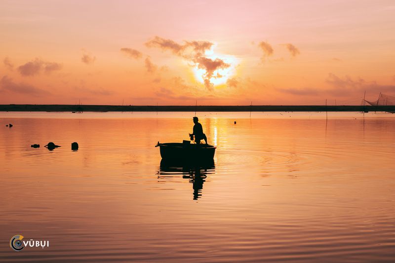dawn, the man, river, collect fish, Vietnam make a living at dawnphoto preview
