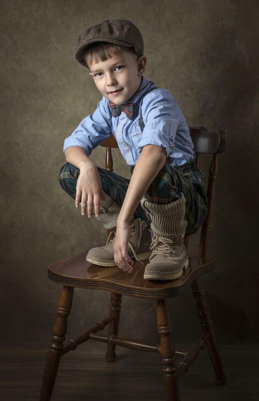 мальчик, кепка, стул, подтяжки Ну, че как...?photo preview