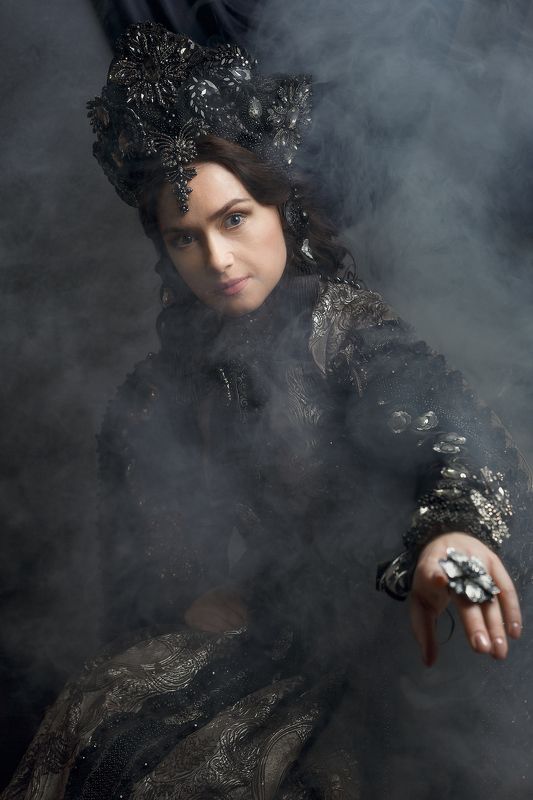 портрет, королева, сказочный образ, красивая, женщина,  студия, цвет, печать, характер, взгляд. Queen фото превью