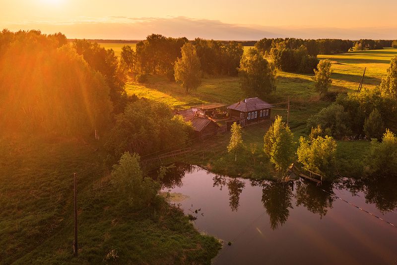 деревня, вечер, закат, село, дом, домик, изба, река, лес, природа, солнце, лес, поле Домик в деревне фото превью