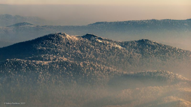 гора зелёная, зима, утро, мороз, иней, морозная дымка, рассвет, пихты, кедры, тайга, скалы, шерегеш, горная шория, сибирь Утро седое фото превью
