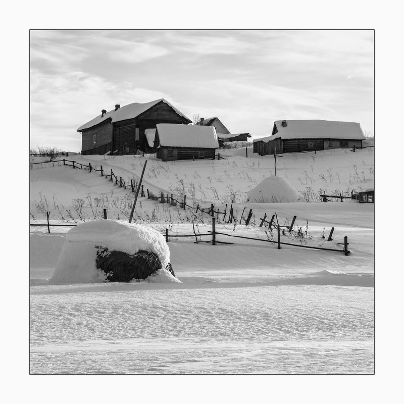 зима снег иней мороз сугробы деревья кусты деревня забор собака стог стожки дома Зимние зарисовкиphoto preview