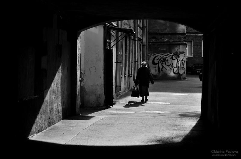 город, санкт - петербург, стрит фото, уличная фотография, чёрно-белое фото, люди, двор, свет, тени Дорога домой... Маршрут Ленинград - Петербургphoto preview