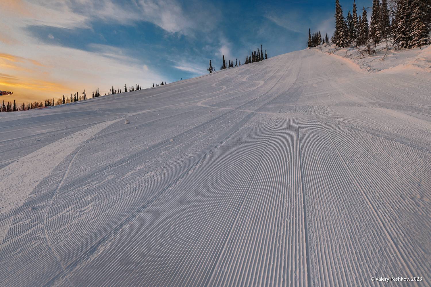 Утренний вельвет. Автор: Пешков Валерий гора зелёная, горнолыжный склон, ратраки, вельвет, зима, утро, рассвет, шерегеш, горная шория, сибирь, Пешков Валерий