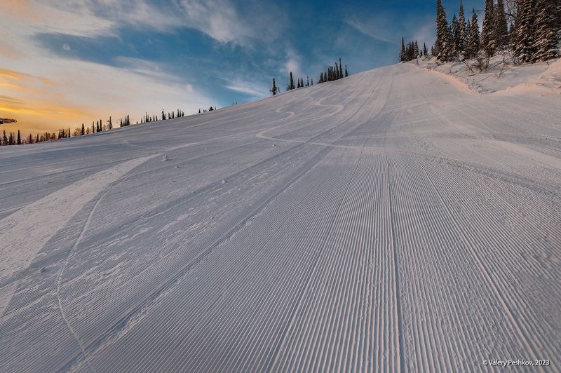гора зелёная, горнолыжный склон, ратраки, вельвет, зима, утро, рассвет, шерегеш, горная шория, сибирь Утренний вельвет фото превью
