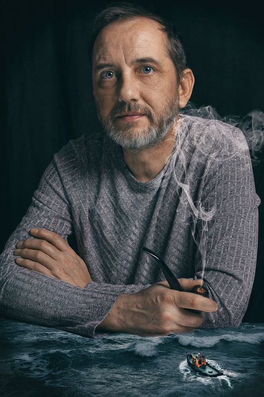 На рассвете в порту, когда все еще спят, я, объятый туманом с головы и до пят, отхожу от причала и спешу в темноту, потому что КОРАБЛЬ появился в порту.photo preview