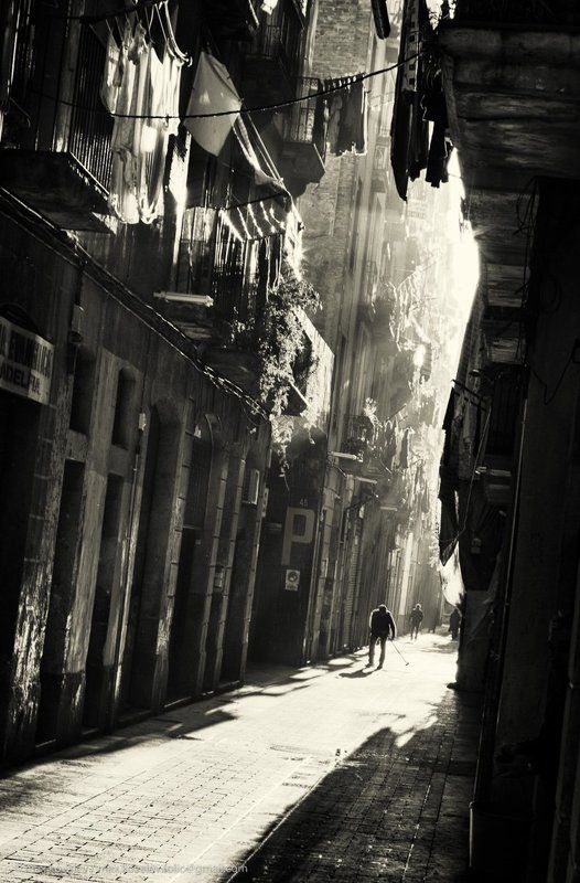 barcelona, hdr, spain, alley, balcony, brigth, bw, catchlight, city, linen, monochrome, morning, old, ray, strasse, street, street cleaner, street-sweeper, sunny, барселона, испания, балкон, бельё, блик, город, дворник, луч, монохром, переулок, солнечный, Солнечное утро старой Барселоны (ч/б вариант)photo preview