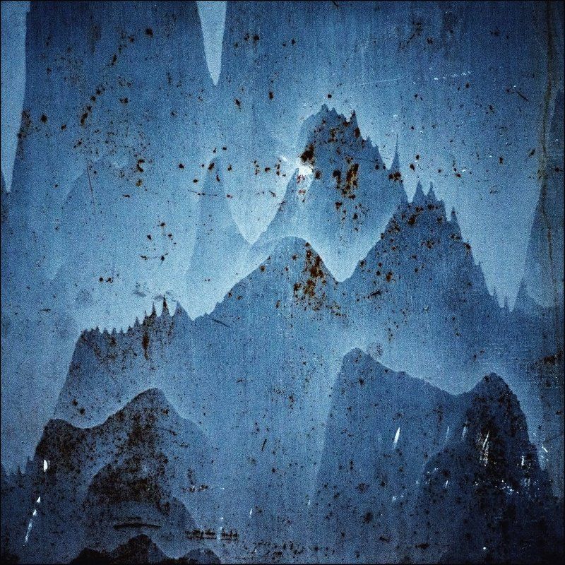 Сюжеты на стенах и древесной фактуреphoto preview