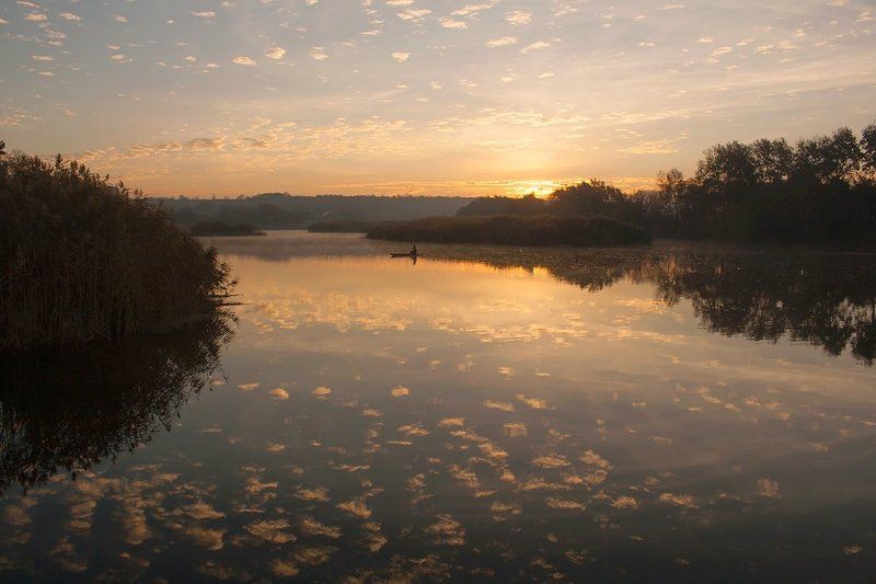 Река. Восход.Рыбак. Золотые россыпи.photo preview