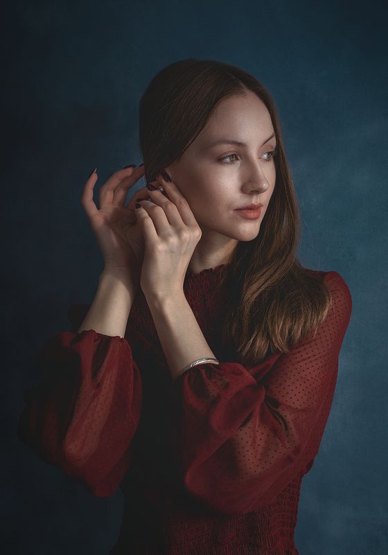 девушка, портрет, girl Девушка, примеряющая серьгиphoto preview