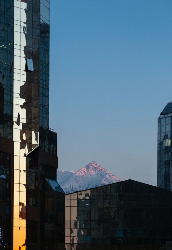 город,горы,здание,небо,cityscape,travel,отражение,стекло The city and the mountainsphoto preview