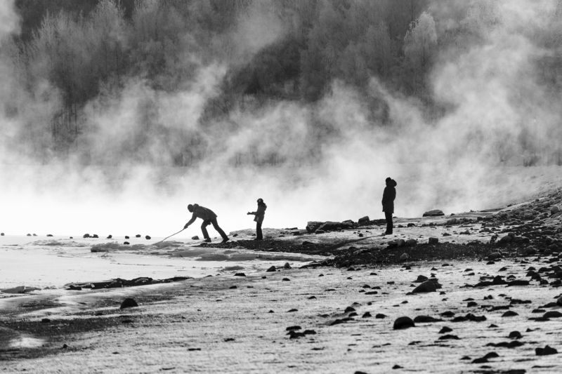 пар, мороз, берег, человек, наклон, силуэт, Коломенское, камни Мороз и парphoto preview