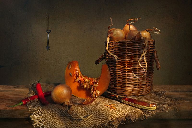 натюрморт,тыква,лук,корзина,мешковина,нож,горький перец,ключ Про тыкву и лукphoto preview
