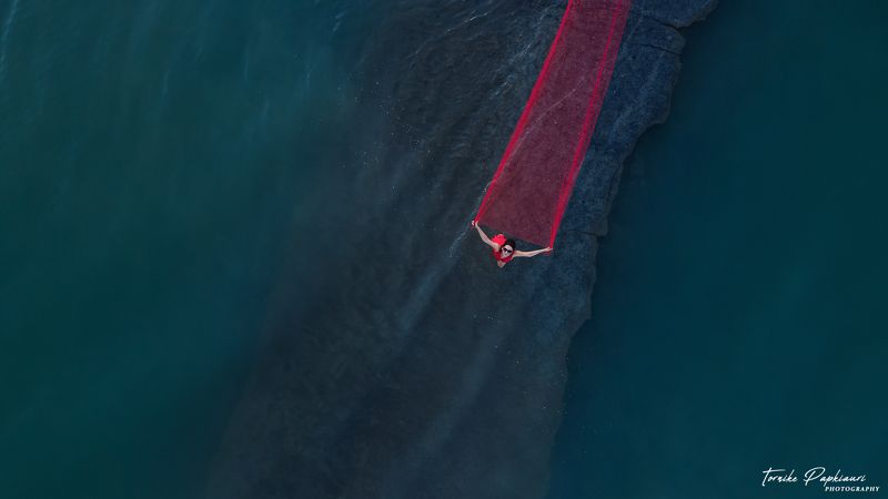 The woman in red/Женщина в красномphoto preview
