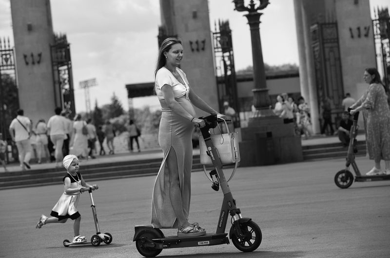 чб фото, уличное фото, стрит фото,  лето, дети, дети и самокаты, семья Городские картинки. Летоphoto preview