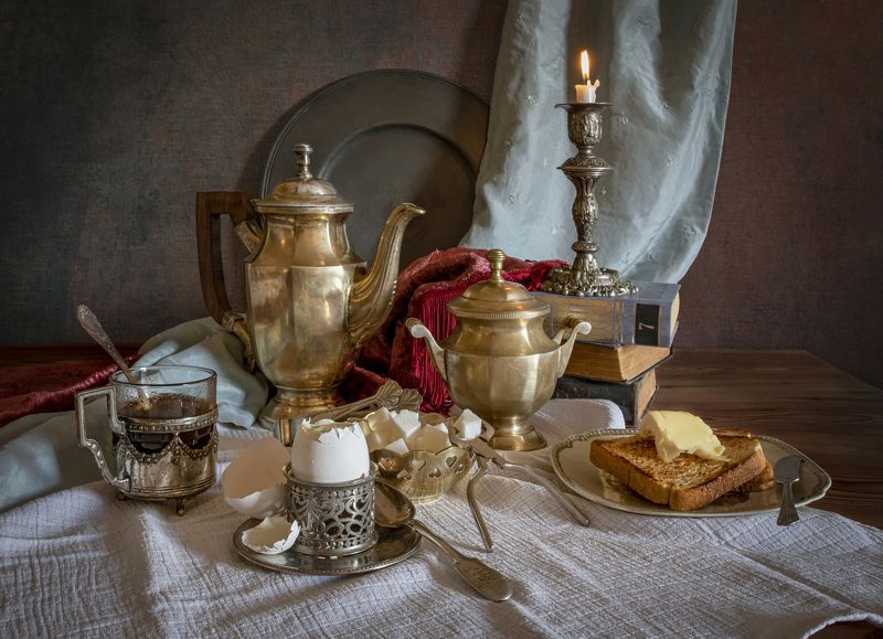 Завтрак, посуда, свеча, яйца, тосты, стакан, сахар, книги. Завтрак Шерлока Холмса фото превью