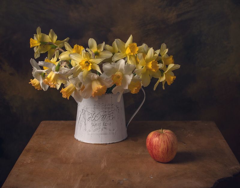 Нарциссы и яблоко/Daffodils and apple фото превью