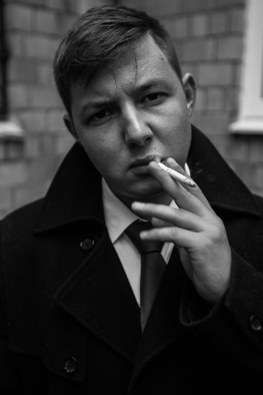 мужик, парень, курит, сигарета, пальто, рубашка, углы, линии, композиция, свет, взгляд, руки, Костяphoto preview