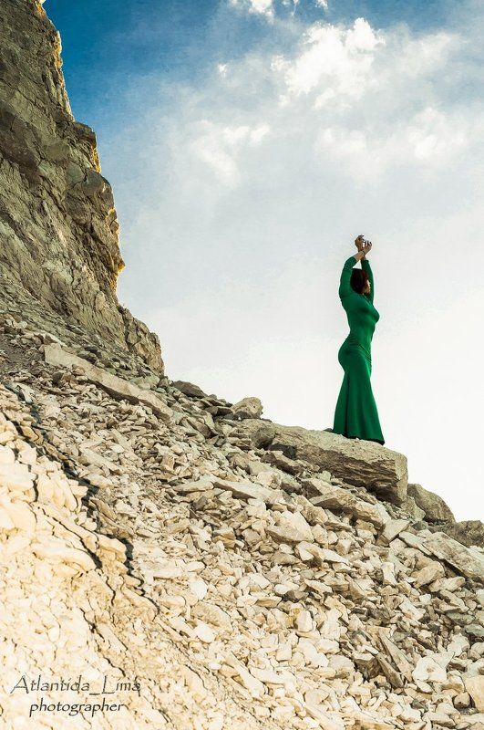 девушка мечта закат скала утес статуя камень небо красиво AtlantidaLima Вдохновение просторами реки Волгиphoto preview