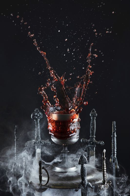 рыцарь, воин, защитник, доспехи, латные, перчатки, металл, вино, сок, виноград, доблесть, мужество, натюрморт, средневековье, кинжал, ножны, кубок, бронза, олово, выжимать, жидкость, течет, брызги, ткань, бархат, складки Явление Грааля рыцарям Круглого столаphoto preview