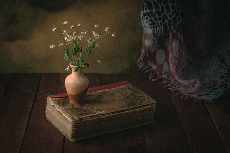 Букет на книге/Bouquet on a book фото превью