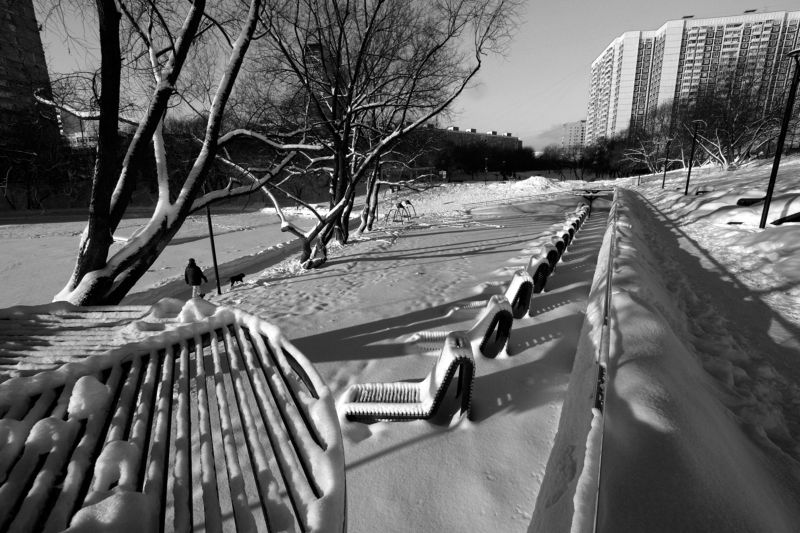 зима, шезлонги, пляжная зона, снег, солнце, решетка, сугробы (не) время для загара (2)photo preview