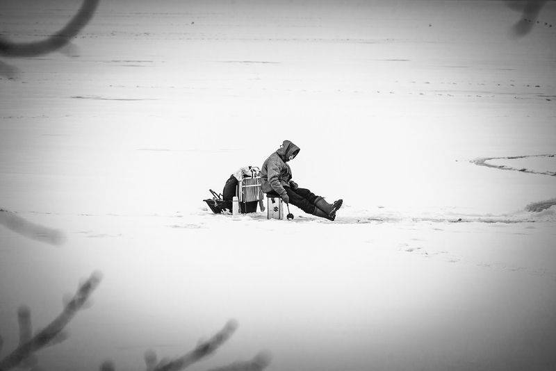 winter, fish, ice, fisher, black, white, back and white Рыбак на льдуphoto preview